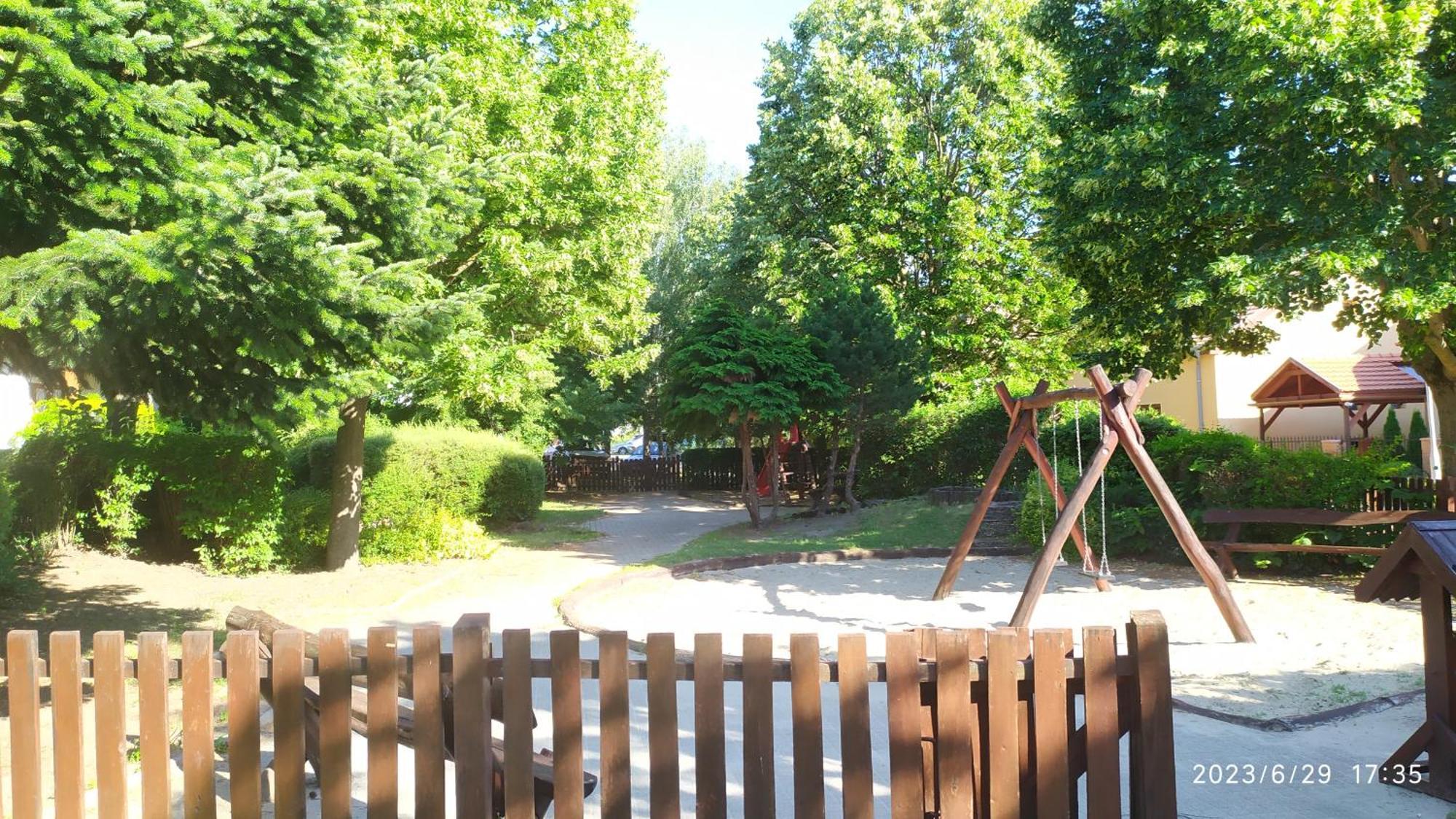 Tuerkiz Apartman - 5 Szobas 13 Fos Apartmanhaz 4Km A Balaton- Balatonszabadi Fürdőtelep Zewnętrze zdjęcie